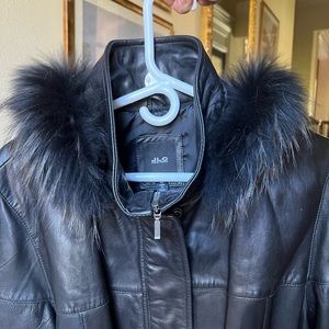 BEAUTIFUL JLC OF NEW YORK 100% LEATHER JACKET WITH RACCOON TRIM HOOD